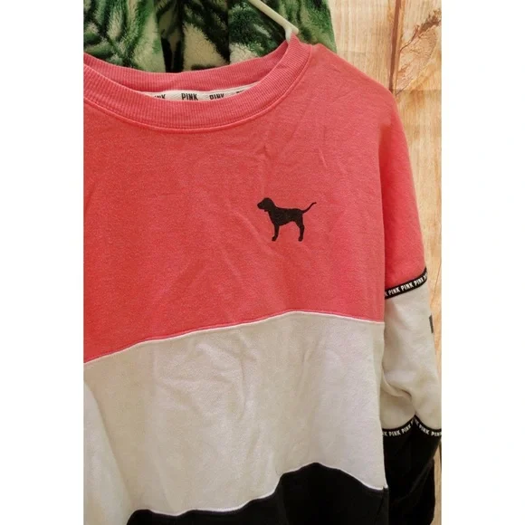 Victoria’s Secret PINK bubblegum crewneck 🪸 - Picture 3 of 5
